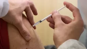 persona-vacunandose_70