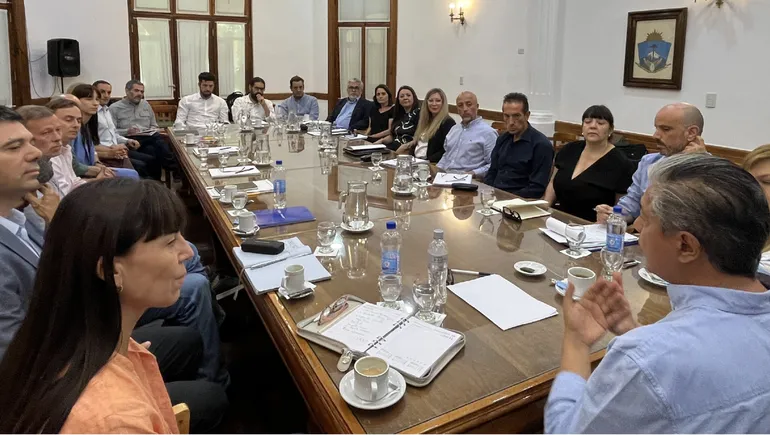 rolando-figueroa-reunion-gabinete-neuquen