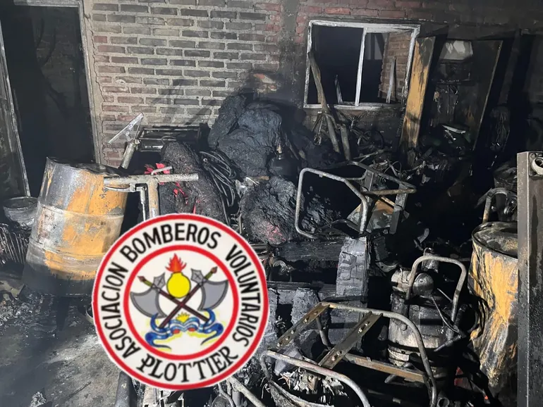 voraz-incendio-se-llevo-varias-motos-y-materiales-un-taller-mecanico-plottier
