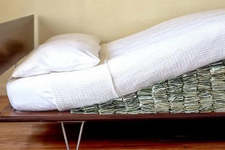 dolares_en_el_colchonjpg
