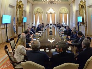 https___s3.amazonaws.com_arc-wordpress-client-uploads_infobae-wp_wp-content_uploads_2017_11_09145501_Reunion-Macri-con-gobernadores-en-Casa-Rosada-1920-5