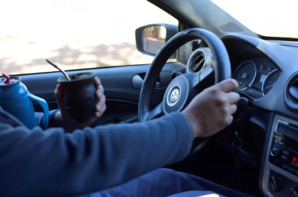 multas-tomar-mate-manejando-cuanto-es-el-monto