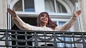 cristina-kirchner-en-el-balcon-2045019