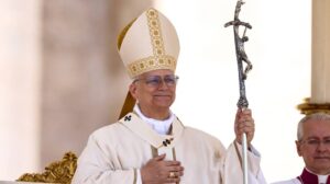 el-papa-leon-xiv-defendio-el-matrimonio-entre-el-hombre-y-la-mujer-frente-a-una-multitud-en-la-plaza-sann-pedro-foto-reuters-yara-nardi-VV5ALAD7NRELBOHYB27WA74LKU