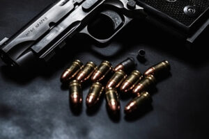 952145-primer-plano-del-arma-rodeada-de-balas_0