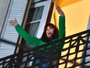 19-6-2025 CRISTINA SALUDANDO EL SEGUNDO DIA PRESAFOTO ENRIQUE GARCIA MEDINA