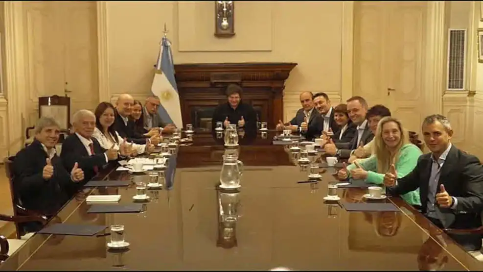 javier-milei-celebro-el-respaldo-de-estados-unidos-con-su-gabinete-20250922-2103898