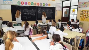 escuela-alumnos-maestro-clases-genericajpg