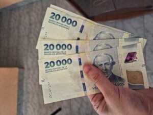 Sergio-Gimenez-billetes-de-20mil-1024x768