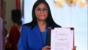 delcy-rodriguez-con-la-historica-ley-de-amnistia-en-venezuela-2189217